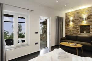 White and black Suites Triple