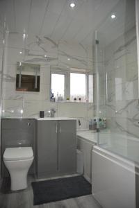 Peaceful Waterfront Apartment, Private Parking, Hull Marina