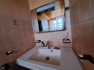 Duplex climatisé avec terrasse, 6 couchages, cuisine équipée, barbecue et parking à Marseillan - FR-1-326-470