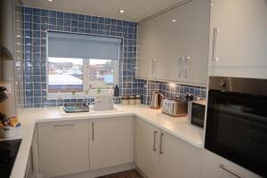 Peaceful Waterfront Apartment, Private Parking, Hull Marina