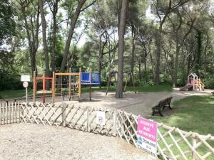 Appartements T2 climatise avec piscine, tennis et parking a 200 m des plages - FR-1-316-96 : photos des chambres