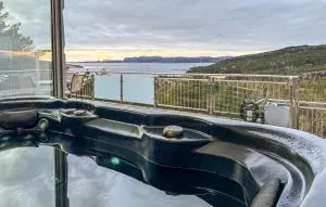 Awesome Home In Fevåg With Jacuzzi - Refsnes