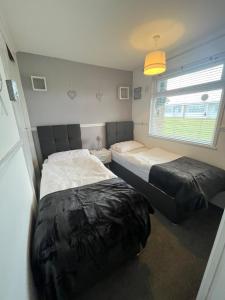 Lazy Dayz, Chalet 179, Hemsby - Two bed chalet, sleeps 4, pet free, close to beach