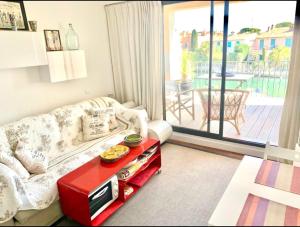 Terrasse ensoleillée sur les canaux