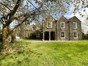 Middlelands - A stunning country house with beautiful gardens in rural Pembrokeshire yet close to coast - Jeffreston