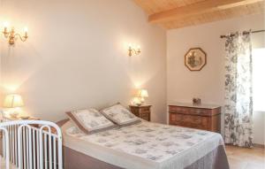 Maisons de vacances Gorgeous Home In Cairanne With Wifi : photos des chambres