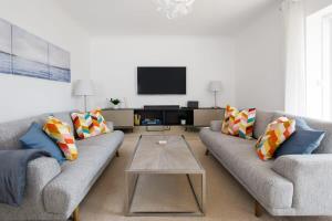 Modern & stylish seaside family home