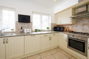 Modern & stylish seaside family home