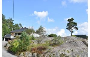 Beach Front Apartment In Øyslebø