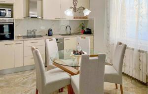 Beautiful Apartment In Sveti Filip I Jakov With Kitchen