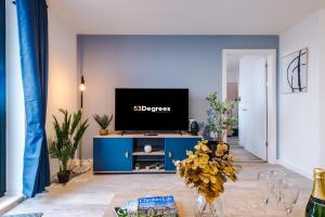 NEW! Pristine 2-Bed Flat on Liverpool by 53 Degrees Property, Amazing Location, Sleeps 6!