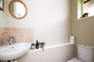 Cosy Cottage in Beautiful South Downs Walk 2 Pub