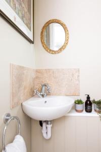 Cosy Cottage in Beautiful South Downs Walk 2 Pub