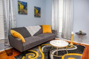 Bright & Stylish 2-Bedroom Near Downtown Mobile Free Parking