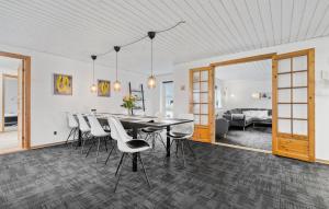 Five-Bedroom Holiday Home In Kibak