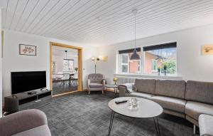 Five-Bedroom Holiday Home In Kibak