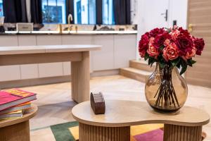 B Luxe Triplex, Cinema Near Place des Vosges AC