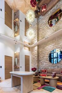 B Luxe Triplex, Cinema Near Place des Vosges AC