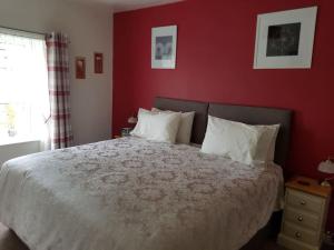 Lovely modern cottage, in Trefor village located near beach