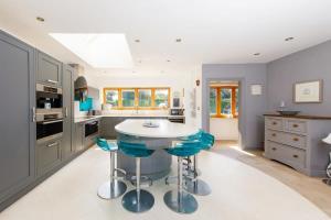 Secluded barn style home with hot tub - sleeps 12