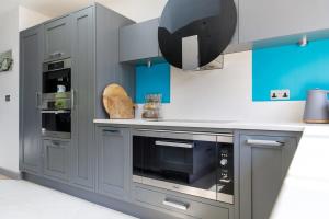 Secluded barn style home with hot tub - sleeps 12