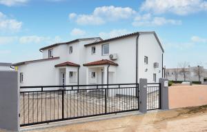 3 Bedroom Nice Home In Vodnjan 