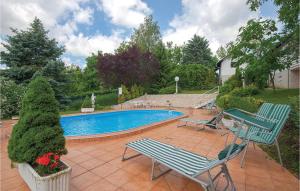 Holiday Home With Pool Near Varaå¾Din