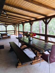 Cabana din padure si casutele din copac Belis