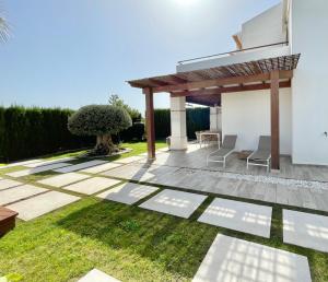 PRIVATE HOUSE with ZEN GARDEN and COMMUNITY POOL