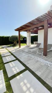 PRIVATE HOUSE with ZEN GARDEN and COMMUNITY POOL