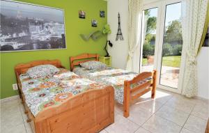 Maisons de vacances Gorgeous Home In Eyguieres With Outdoor Swimming Pool : photos des chambres