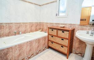 Maisons de vacances Gorgeous Home In Eyguieres With Outdoor Swimming Pool : Maison de Vacances 4 Chambres