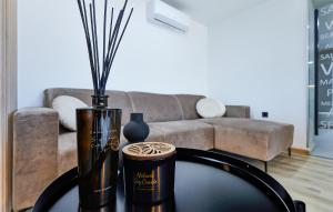 6 Bedroom Stunning Home In Podgrade 