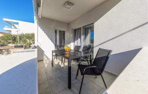 Beautiful Apartment In Okrug Gornji