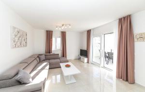 Beautiful Apartment In Okrug Gornji