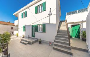 Beautiful Apartment In Okrug Gornji