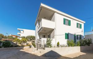 Beautiful Apartment In Okrug Gornji