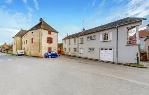 Gorgeous Apartment In Issy-Lévêque - 波旁朗西