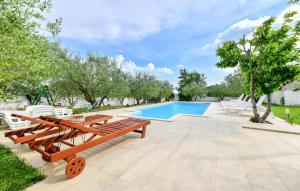 Six-Bedroom Holiday Home In Sv Filip I Jakov