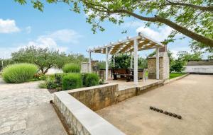 Six-Bedroom Holiday Home In Sv Filip I Jakov