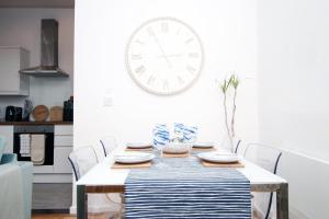 Coastal penarth dream! Close to Cardiff superb location near bars and restaurants! Dog friendly and welcome breakfast pack!