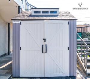 The Moose #10 - Stylish Loft with King Bed, Free Parking & Wi-Fi