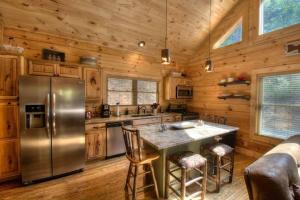 Honeymoon Getaway in woods near NOC and Smoky Mtn RR