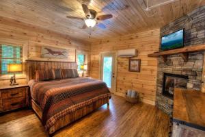 Honeymoon Getaway in woods near NOC and Smoky Mtn RR