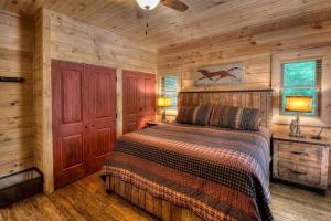 Honeymoon Getaway in woods near NOC and Smoky Mtn RR
