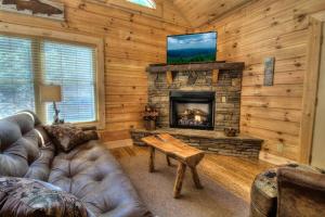 Honeymoon Getaway in woods near NOC and Smoky Mtn RR