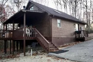 Deluxe Cabin #11 with Hot Tub on Patoka Lake in Southern Indiana - Temple