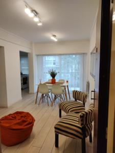 Excelente departamento para 2 personas con balcón a la calle