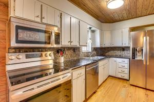 Cropwell Cabin with Fire Pit, Near Logan Martin Lake