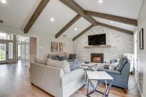 Peaceful Longview Home with Pond, 6 Mi to Downtown!